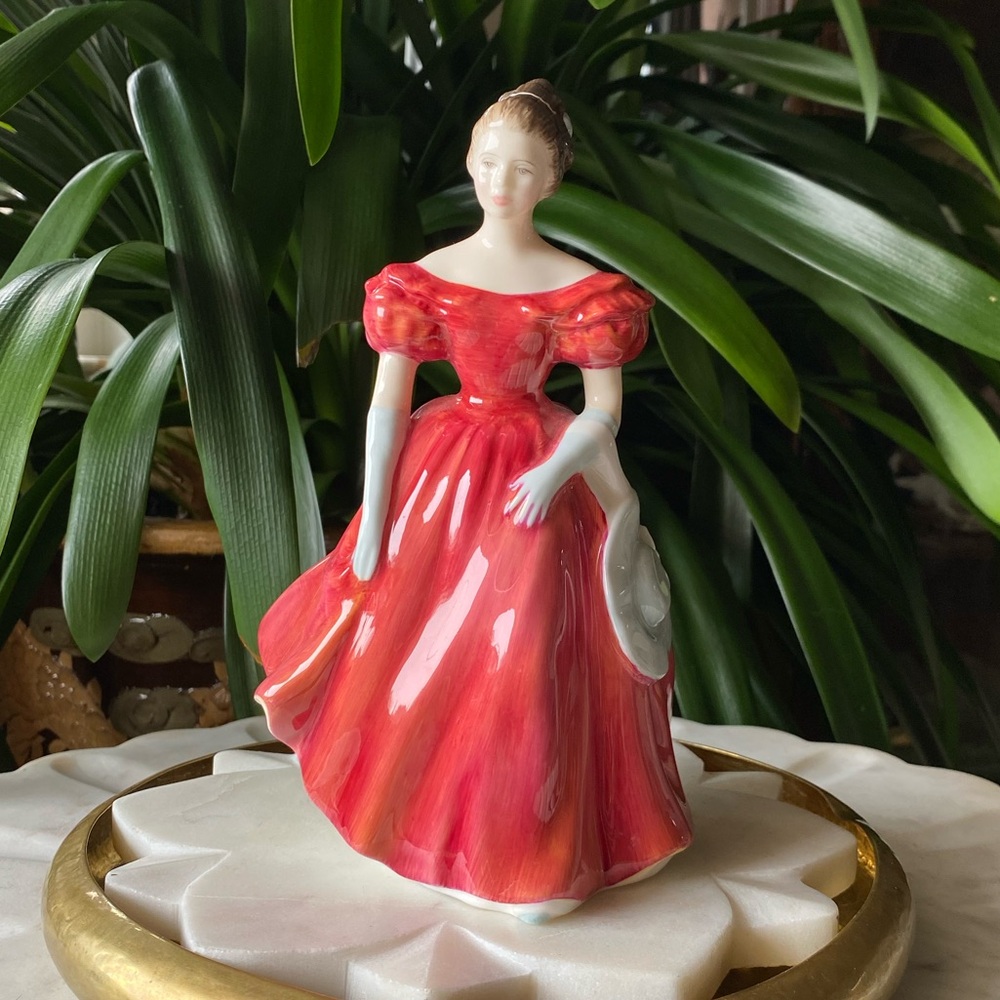 Royal Doulton Winsome Porcelain Hand Decorated Figurine - Original Sticker Tag - Picture 10 of 10